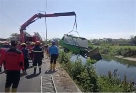 Kecelakaan Odong Odong Angkut 15 Orang Terjun Ke Sungai Di Sidoarjo 6