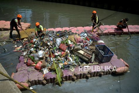 Kali Ciliwung Dicemari Sampah Rumah Tangga Republika Online