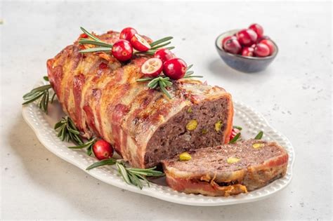 Terrina De Cerdo Con Cerezas Pistachos Y Pollo Foto Premium