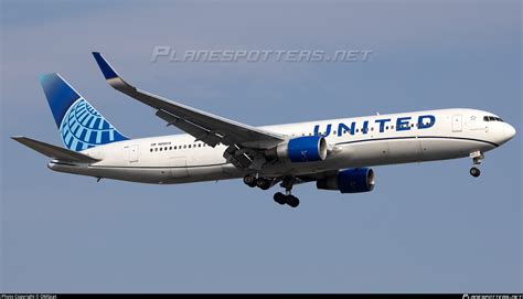 N Ua United Airlines Boeing Er Wl Photo By Omgcat Id