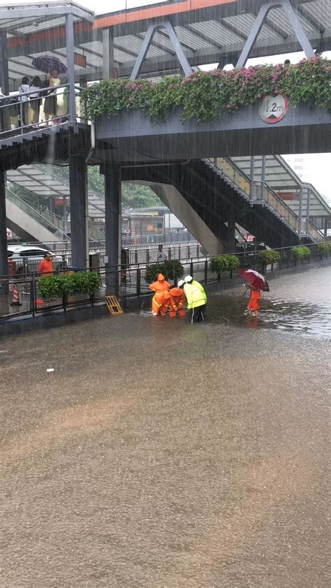 疯狂倒水！广州市内多处水浸！未来一小时局地可能出现龙卷风龙卷风广州市暴雨新浪新闻