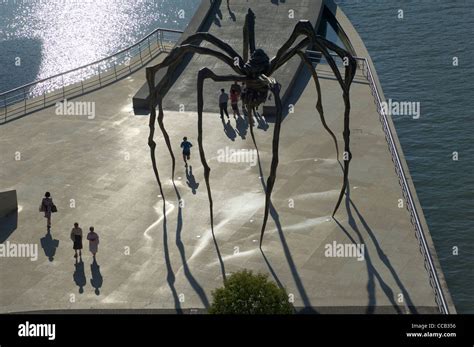 Les Gens En Passant Devant L Araign E G Ante De Louise Bourgeois L