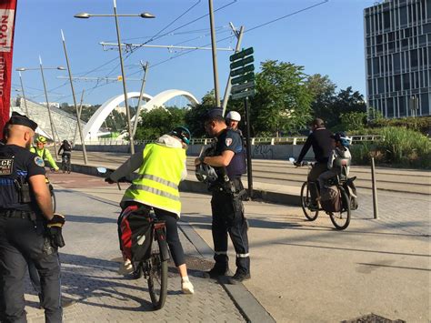 Lyon Vélotaf les cyclistes sensibilisés au respect du code de la