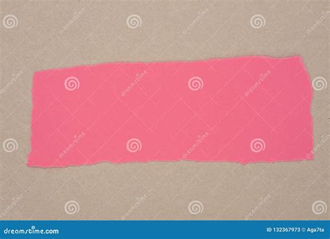 Parte Cor De Rosa De Papel Rasgado Na Textura Cinzenta Do Fundo Imagem