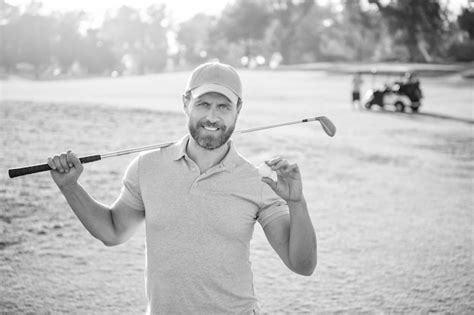 Retrato De Feliz Golfista En Gorra Con Palo De Golf Mostrando Pelota De