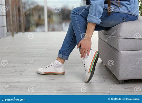 Sufrimiento De La Mujer Joven Del Dolor De Pierna Dentro Primer Foto