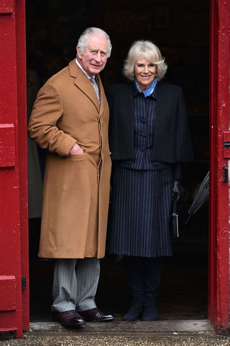 Camilla Parker Bowles en veste noire et ensemble bleu marine à rayures