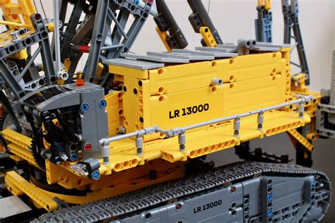 LEGO Technic 42146 Liebherr Crawler Crane LR 13000 review