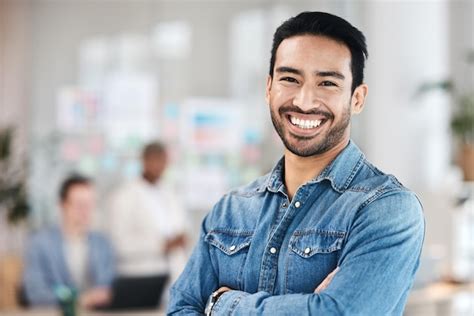 Retrato De Negocios Y Hombre Con Los Brazos Cruzados Sonrisa O Xito