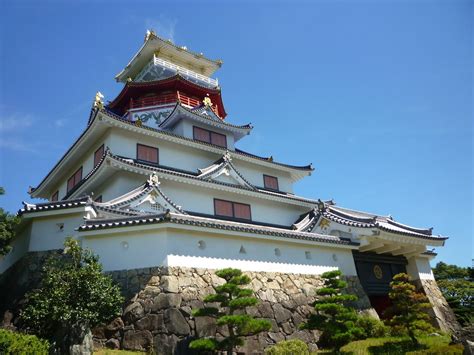 Azuchi Castle, Azuchi’s design was based on that of Komakiyama Nobunaga’s first castle ...