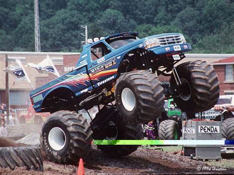 Bigfoot Monster Truck Wallpaper - WallpaperSafari