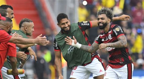 FLAMENGO TRICAMPEÃO DA LIBERTADORES Veja a festa do título sobre o