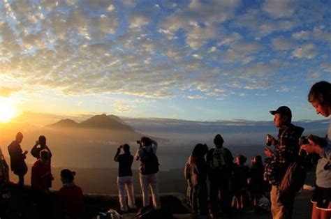 5 Gunung Indonesia yang Menyajikan Keindahan Matahari Terbit - Bobo