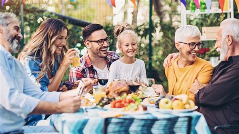 L’apéritif En Terrasse Un Caractère Joyeux Restaurant La Taverne Table De Caractères