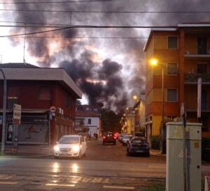 Incendio Ex Snia A Varedo Arpa Situazione Sotto Controllo Il