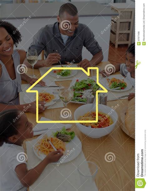 Esquema Casero Con La Familia Que Tiene Comida En La Mesa De Comedor