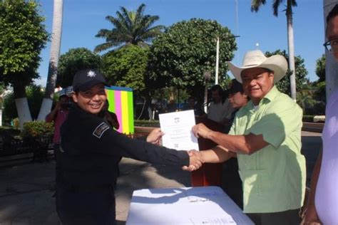 Entrega Alcalde Natividad De Los Santos Certificado Nico Policial A