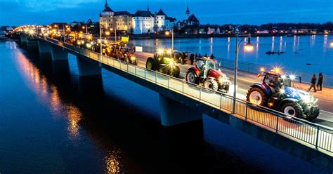 Protest masiv în Germania Drumurile sunt blocate de tractoare