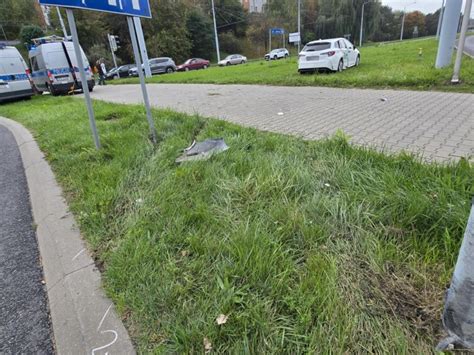 O krok od tragedii Kierowca suzuki wjechał na chodnik staranował