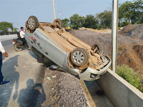 बाइक सवार को बचाने के चक्कर में अनियंत्रित कार पलट गई सड़क किनारे नाली