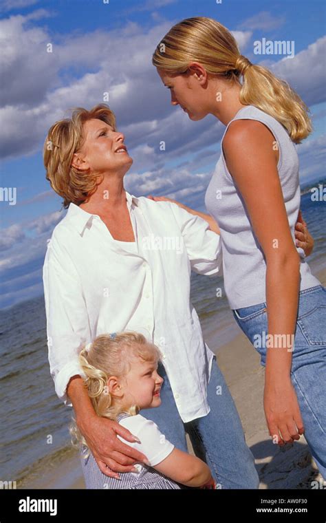 Portrait De Mère âgée Avec Sa Fille Et Sa Petite Fille Debout à La