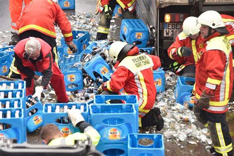 Getränke Laster verliert Ladung Spezi See in Markt Schwaben