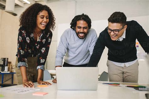 Geschäftsmänner und frauen sich während der Arbeit amüsieren und