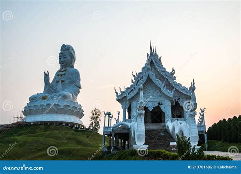 Hermosa Estatua De Guan Yin En El Templo Huay Pla Kang Foto De Archivo