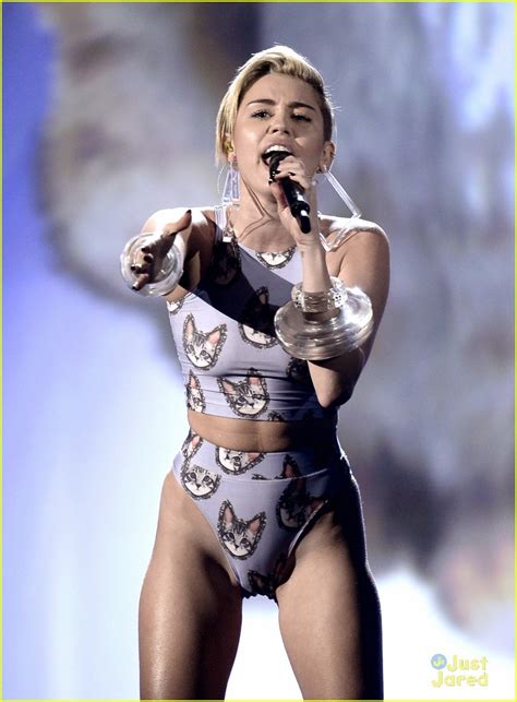 Miley Cyrus Wrecking Ball At Amas 2013 Watch Now Photo 621383