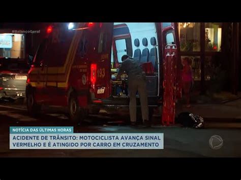 Acidente de trânsito motociclista avança sinal vermelho e é atingido