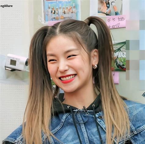 Itzy Yeji On Instagram Her Smile Hwang Yeji Itzy Midzy