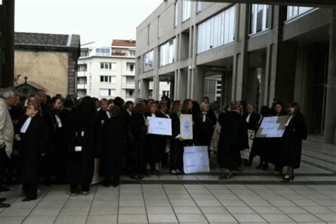 Les greffiers manifestent leur colère sur les marches du palais