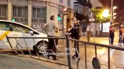 Un Conductor Borracho Conduce Por Una Calle Peatonal Y Ch