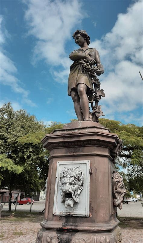 Fonte de água uma Estátua de Dionísio o deus do vinho no top