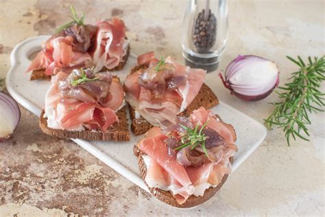 Bruschette Con Cipolle Caramellate E Speck La Ricetta Dell Antipasto