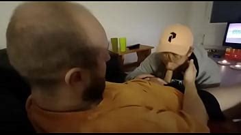 Papi caliente chupado en el sofá XVIDEOS