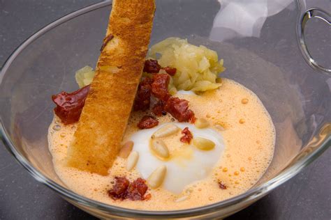 Oeuf crémeux basse température confit d oignon crème d ail et espuma