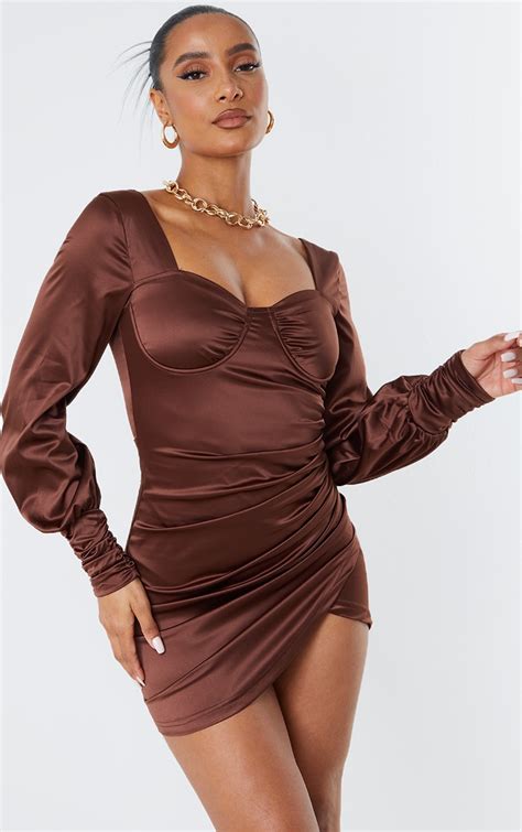 Robe Moulante Satin E Chocolat Manches Fronc Es Et Armatures