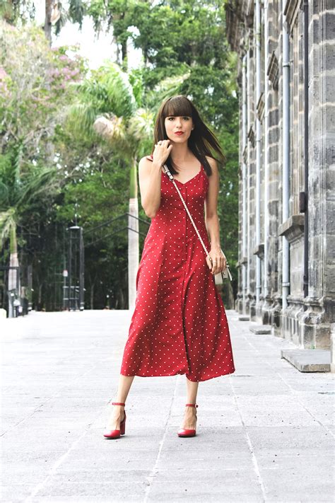 Total 79 Imagen Outfit Vestido Rojo Con Lunares Blancos Abzlocal Mx