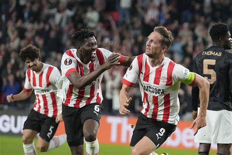 Psv Arsenal Arsenal Slip To 2 0 Defeat In Eindhoven Europa League