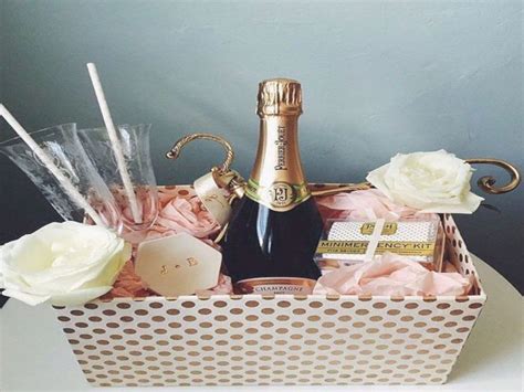 Wedding Gift Ideas For Your Guests | Maxiki.com