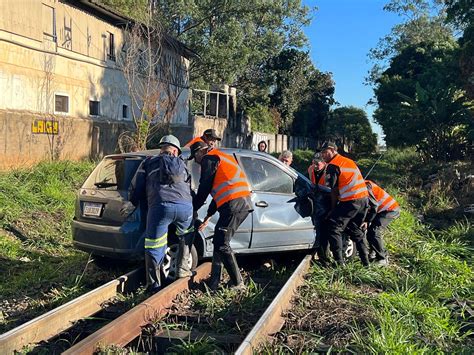 Carro Cruza Preferencial E é Atingido Por Trem Em Campinas Jornal De Itatiba