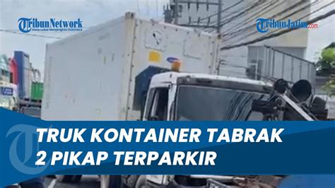 Diduga Rem Blong Truk Kontainer Tabrak Pikap Parkir Di Ungaran