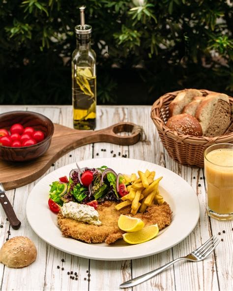 Poitrine De Poulet Servie Avec Frites Et L Gumes Photo Gratuite