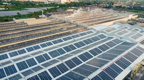 células solares en las granjas solares de una gran fábrica industrial