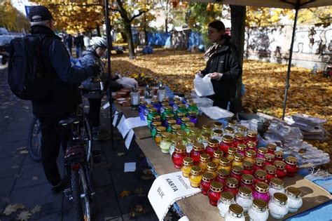 Wszystkich Świętych 2023 Znicze i kwiaty ceny Promocje w sklepach