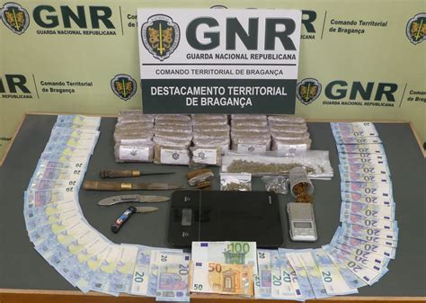 Gnr Desmantelou Rede De Tráfico De Droga E Deteve Cinco Homens Em Trás