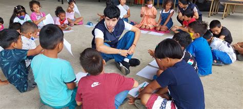 Voluntarios Del Programa Vivo Joven Apoyan En Taller Vacacional Para