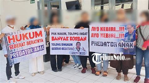 Hadir Di Sidang Putusan Kasus Guru Taekwondo Cabul Orang Tua Korban