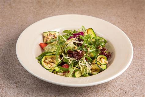 Receta De Huevo Y Ensalada De Verduras Sobre Un Fondo De Madera Tostada